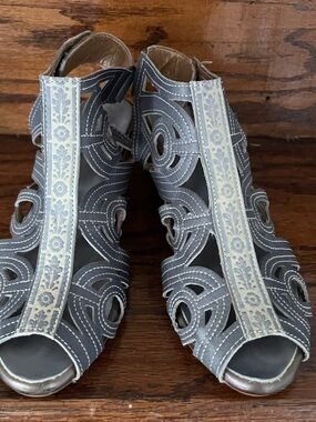 Spring step  Gray Cutout Sandals with Ivory Embroidery 7